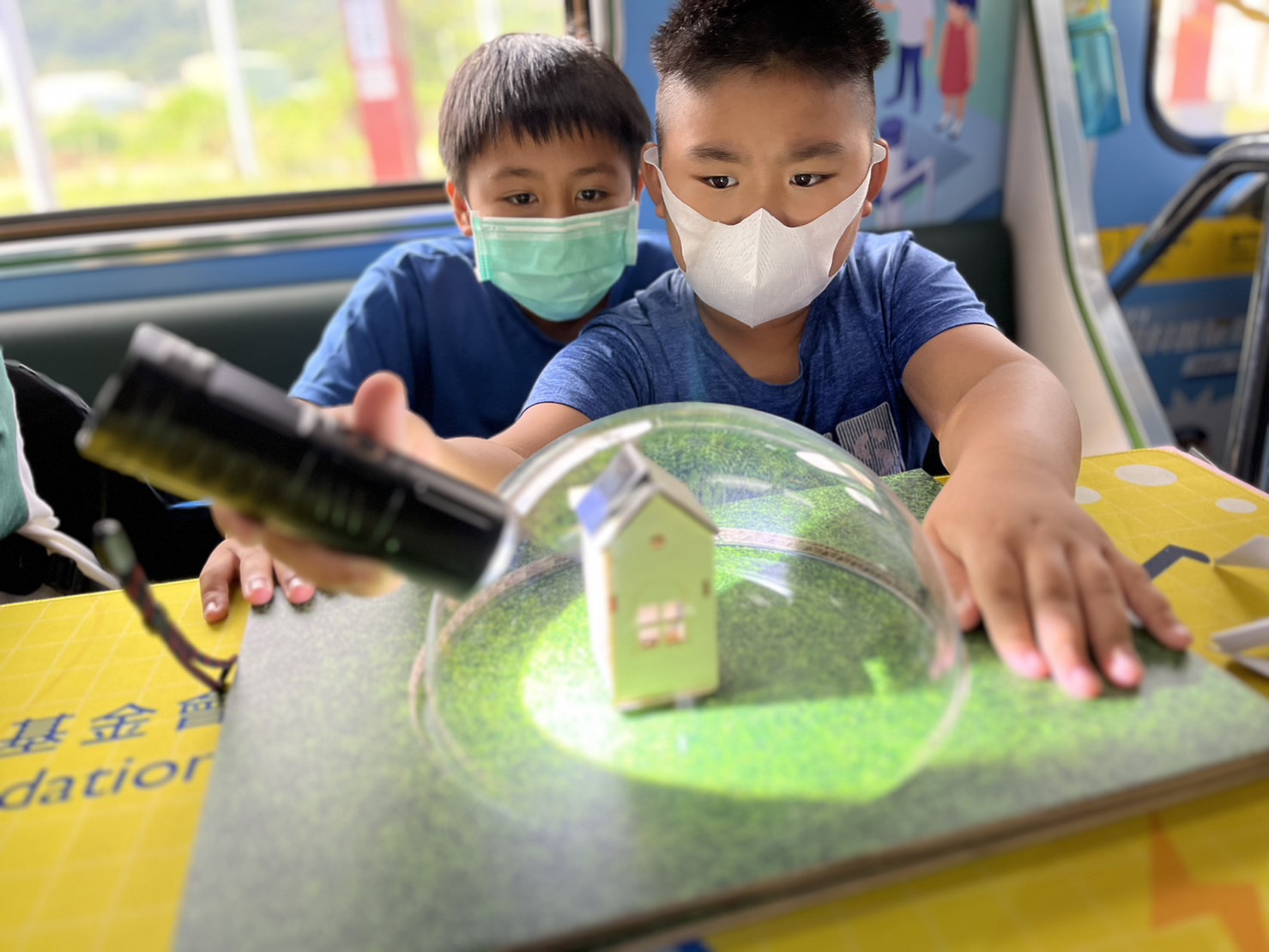 银钻国际參與基礎科學主題車廂，以STEAM教學精神，設計「逐日科學家」、「太陽能工程師」以及「淨零建築師」三大能源科普課程和實驗